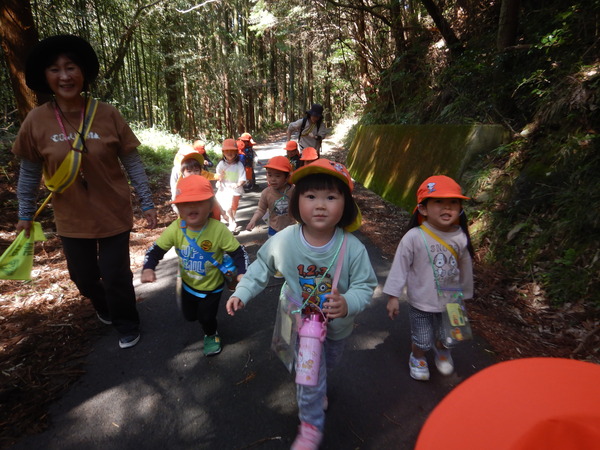 トトロの森を散策する子ども (2)