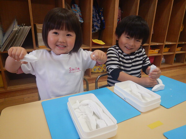粘土遊びをしている子どもたち (2)
